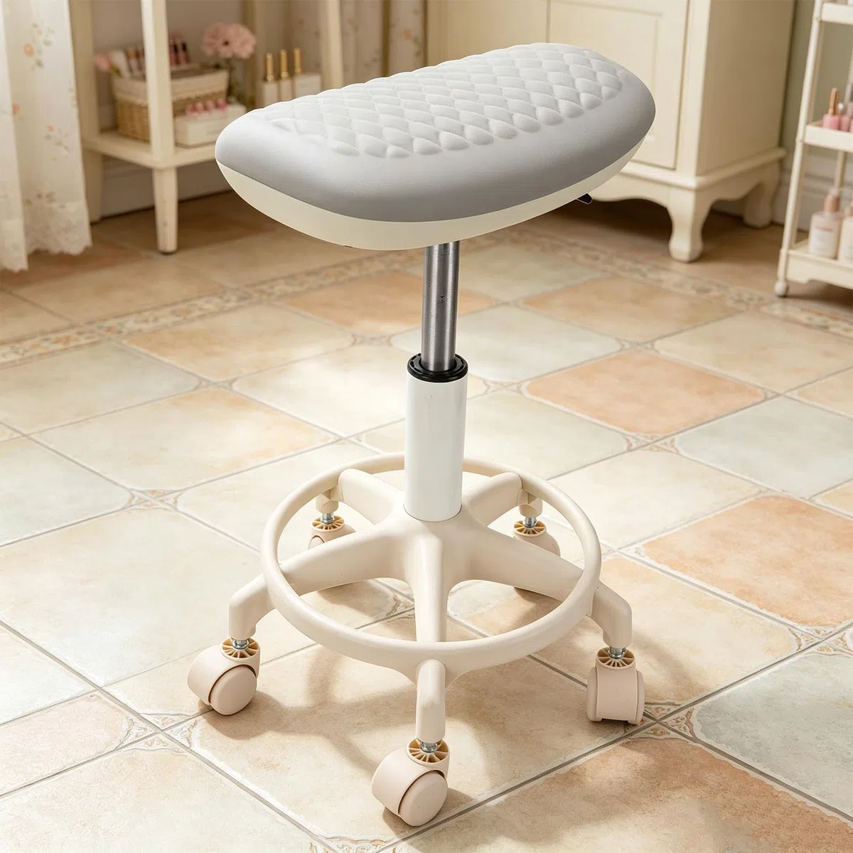 Luocute Höhenverstellbarer Rollhocker mit Fußstütze, um 360 Grad Drehbarer Salonhocker mit 5 Glatten Rollen und Wasserdichtem PU-Leder für Maniküre, Pediküre und Nagelstudio