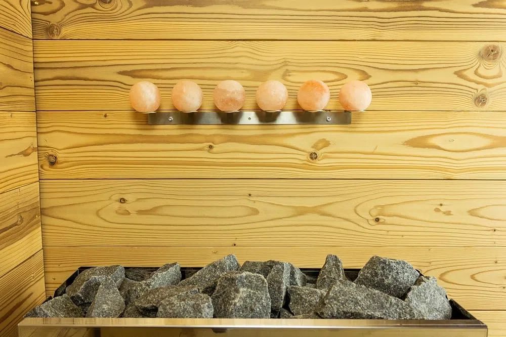 Himalayan Salzkugeln mit Edelstahl-Wandhalterung - Natürlicher Luftreiniger und Salztherapie für die Sauna (3 Stück mit Wandhalterung)