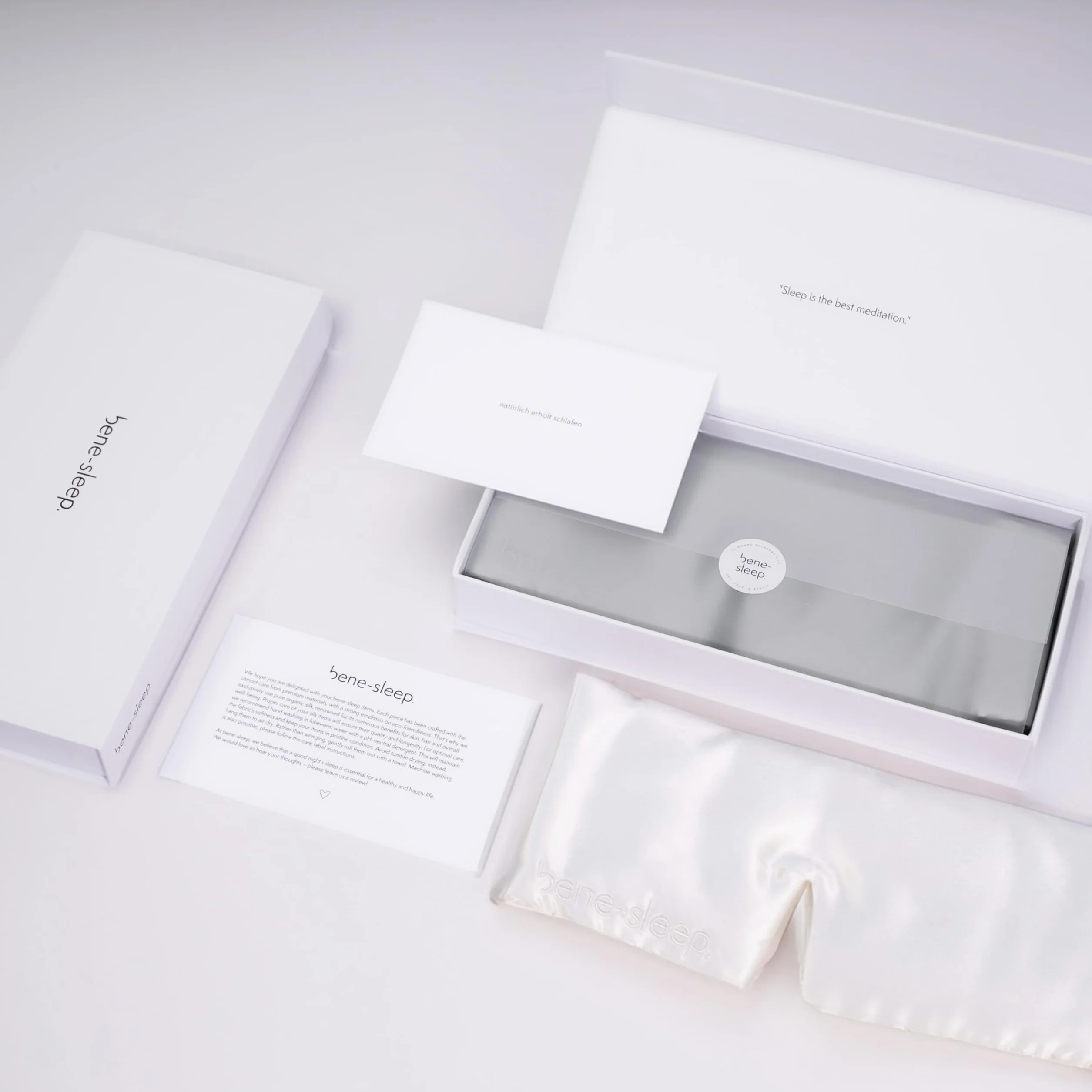 Premium Seidenschlafmaske – 100% lichtdicht – Weiche Polsterung – Hautfreundlich Augenbrille für erholsamen Schlaf – Für längeren REM-Schlaf und schnelleres Einschlafen (Schwarz)