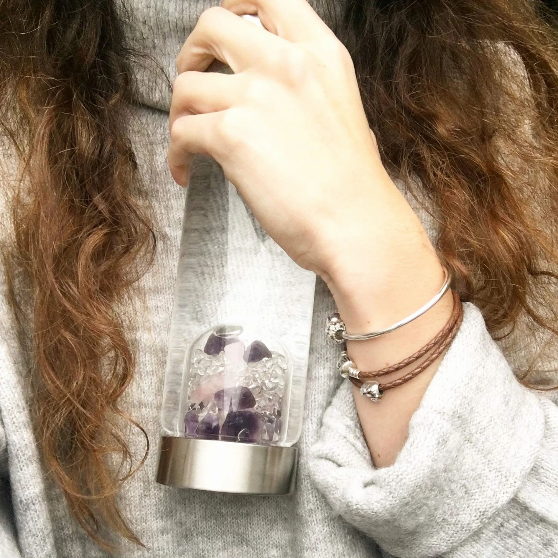 VitaJuwel ViA WELLNESS | Wasserflasche mit Amethyst · Rosenquarz · Bergkristall | Entspannung · Herzlichkeit · Klarheit