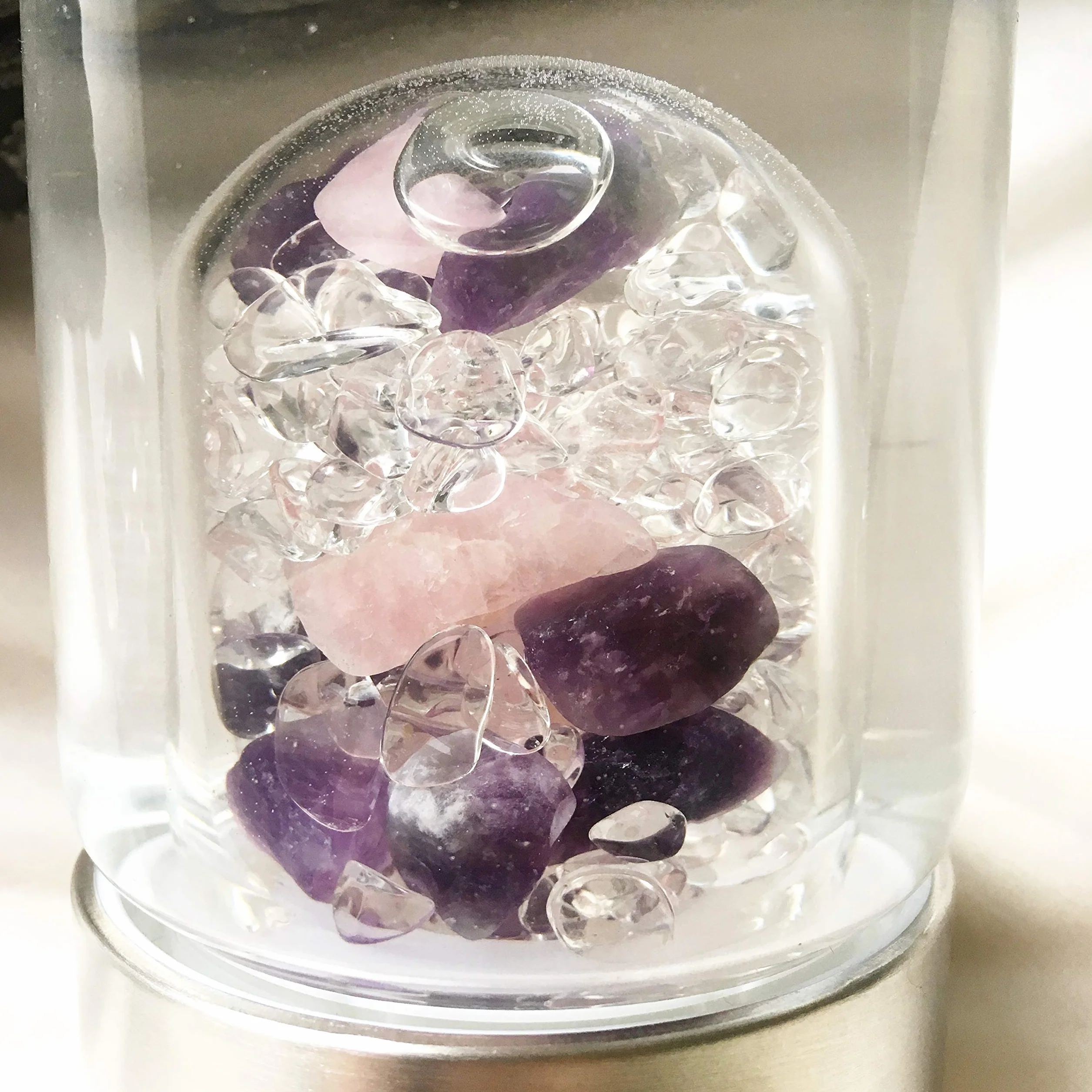 VitaJuwel ViA WELLNESS | Wasserflasche mit Amethyst · Rosenquarz · Bergkristall | Entspannung · Herzlichkeit · Klarheit