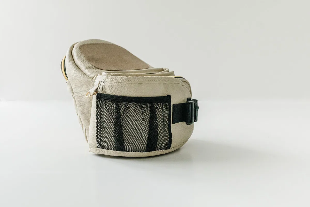 Tushbaby Baby Hüfttrage | Ergonomischer Hüftsitz Baby | Seitliche Babytrage | Creme | Praktische Tragehilfe Baby mit Stauraum | Für Babys und Kleinkinder 0–3 Jahre bis 20 kg
