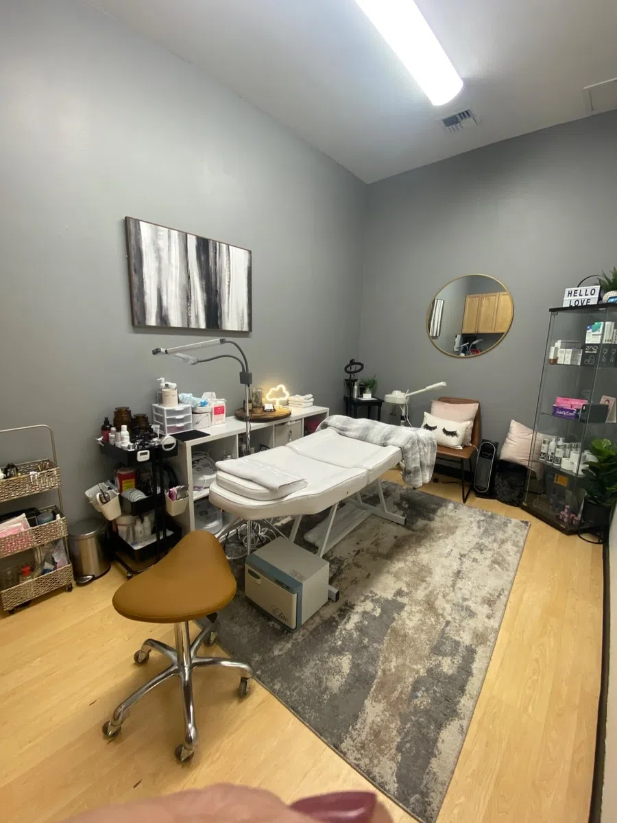 Professioneller Sattelhocker mit Rollen, ergonomisch, drehbar, höhenverstellbar, für Klinik, Zahnarzt, Schönheitssalon, Tattoo, Heimbüro, Grün