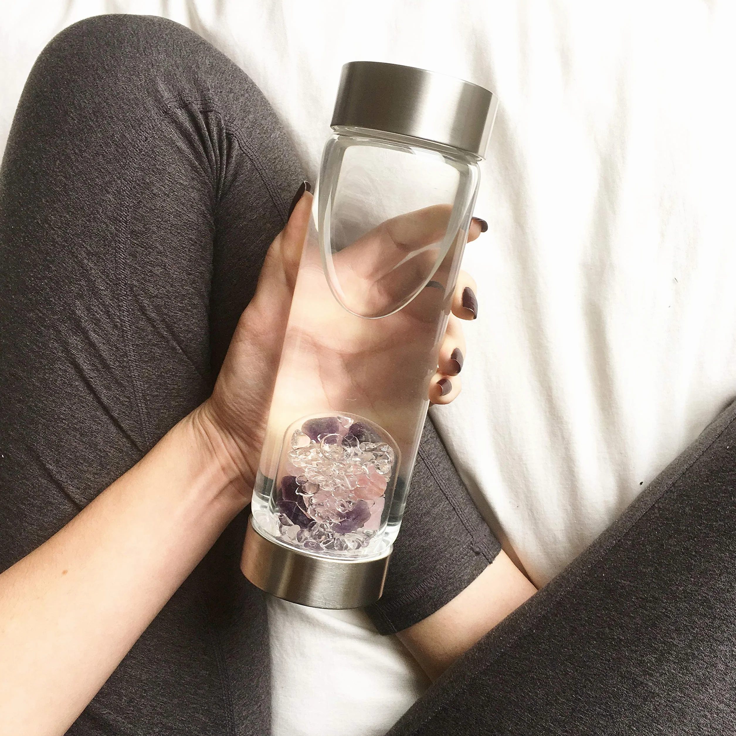 VitaJuwel ViA WELLNESS | Wasserflasche mit Amethyst · Rosenquarz · Bergkristall | Entspannung · Herzlichkeit · Klarheit