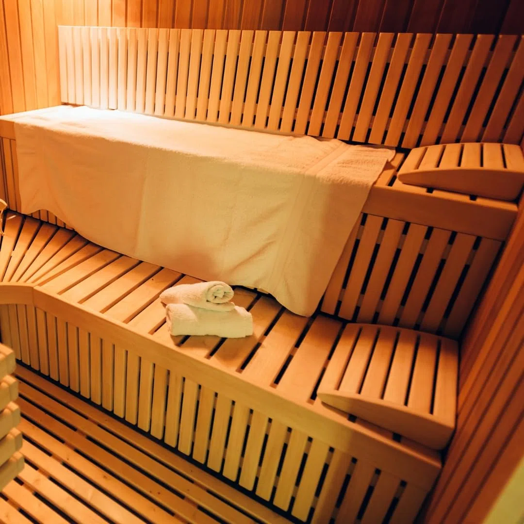 HOFMEISTER® Sauna-Kopfstütze, 40 cm, höhenverstellbar, aus robustem Linden-Holz, stabile Sauna Rückenlehne ergonomische Rückenstütze, Entspannen & Relaxen im Dampfbad
